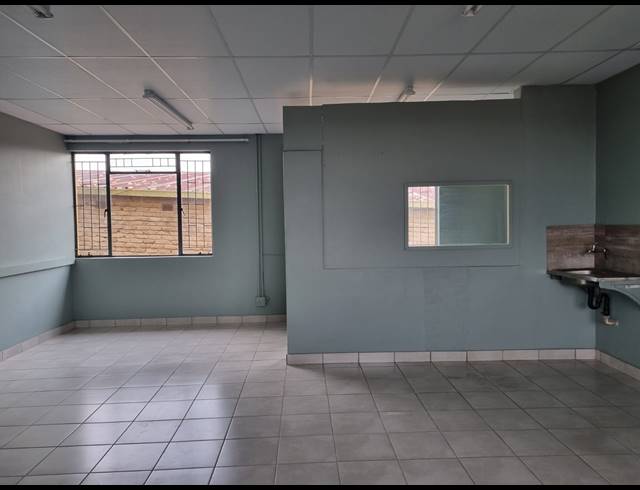 55M² OFFICE TO LET IN WHITE RIVER CENTRAL